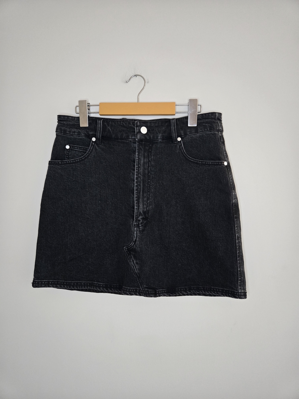 Pilcro by Anthropologie black denim mini skirt, classic belt loops, size 10, new